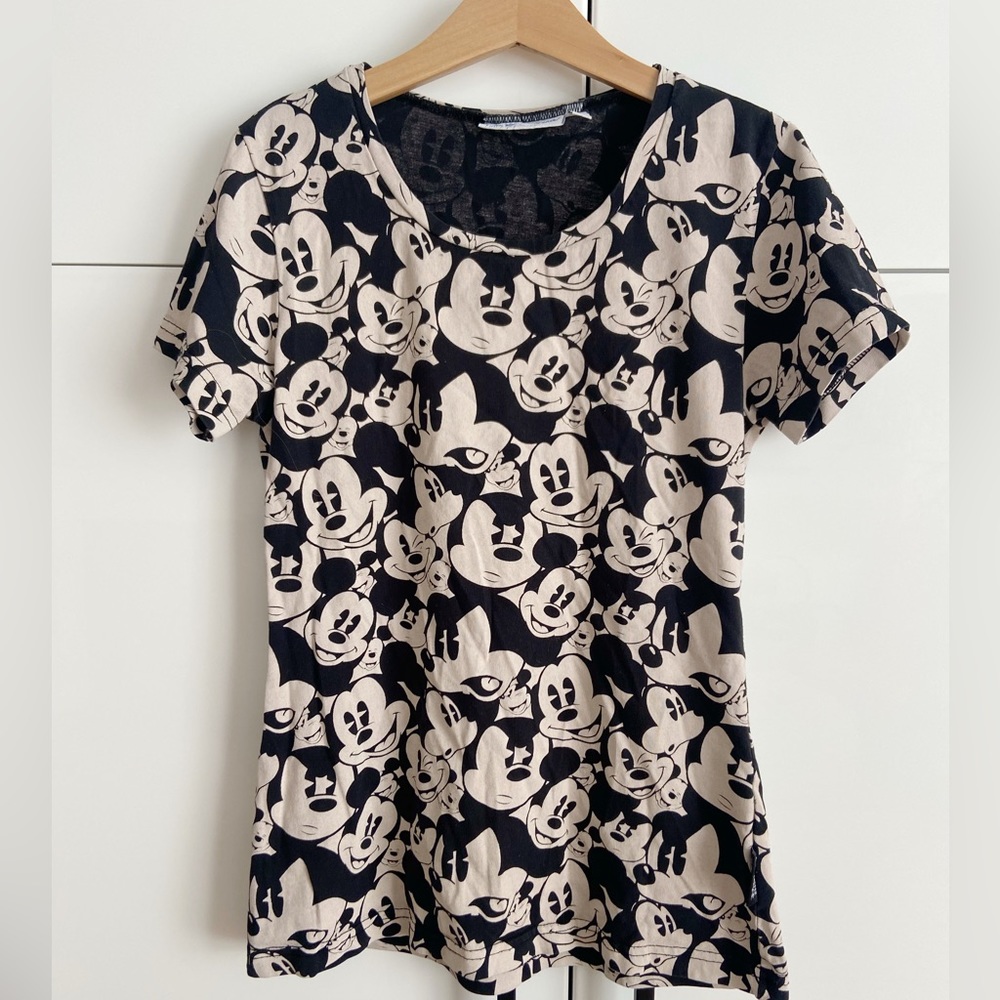 Disneyland Paris Mickey Mouse shirt! Kids size small. Approx size 7-9.